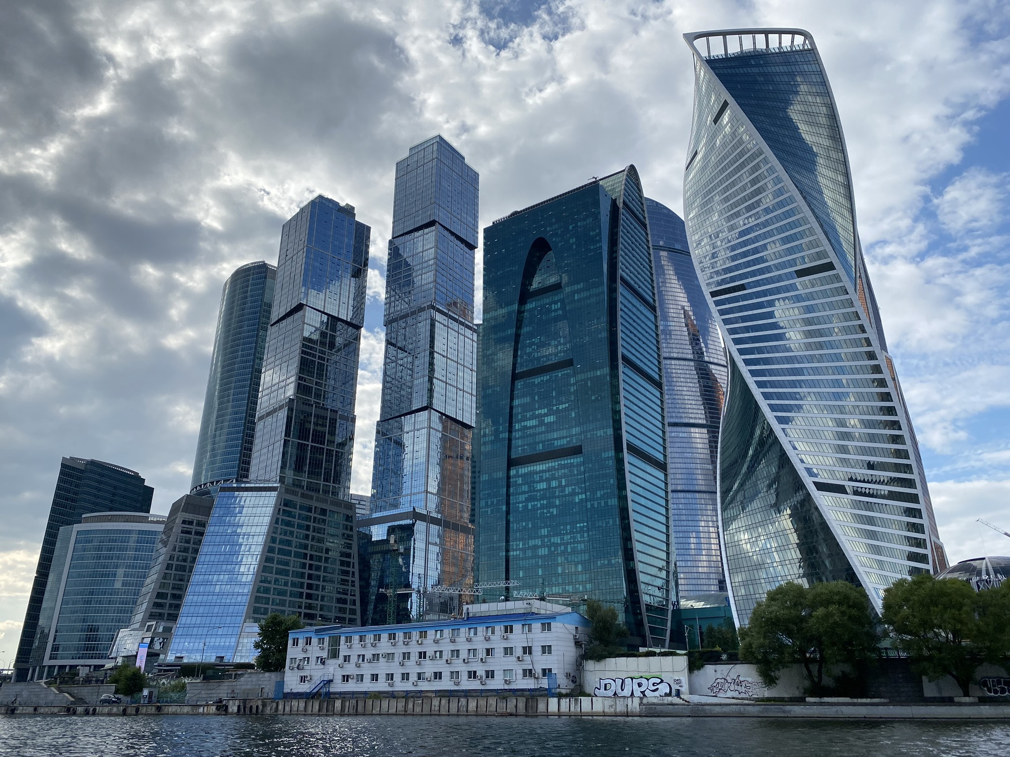 Небоскребы Москва-Сити, вид с воды – фотографии России