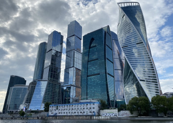 Небоскребы Москва-Сити, вид с воды – фотографии России