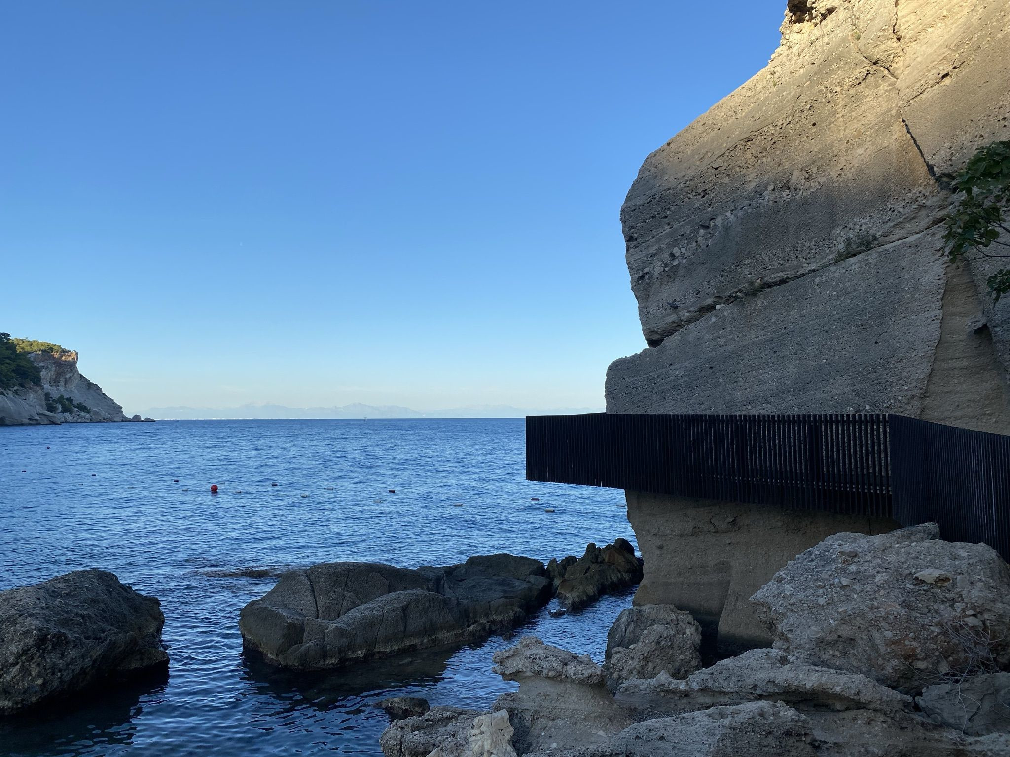 Дорожка вдоль скалы в отеле Maxx Roayl Kemer – фотографии Турции