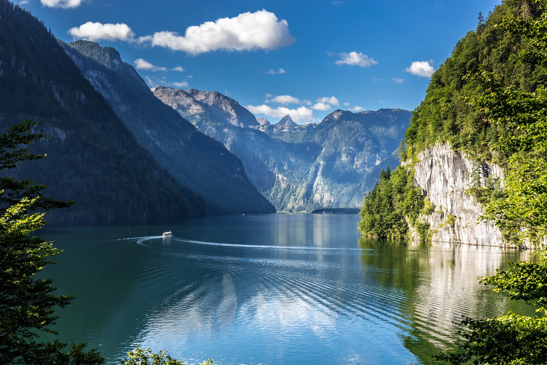 Глубина озера Кёнигзее (Königssee) в Германии составляет около 190 метров – фотографии Германии