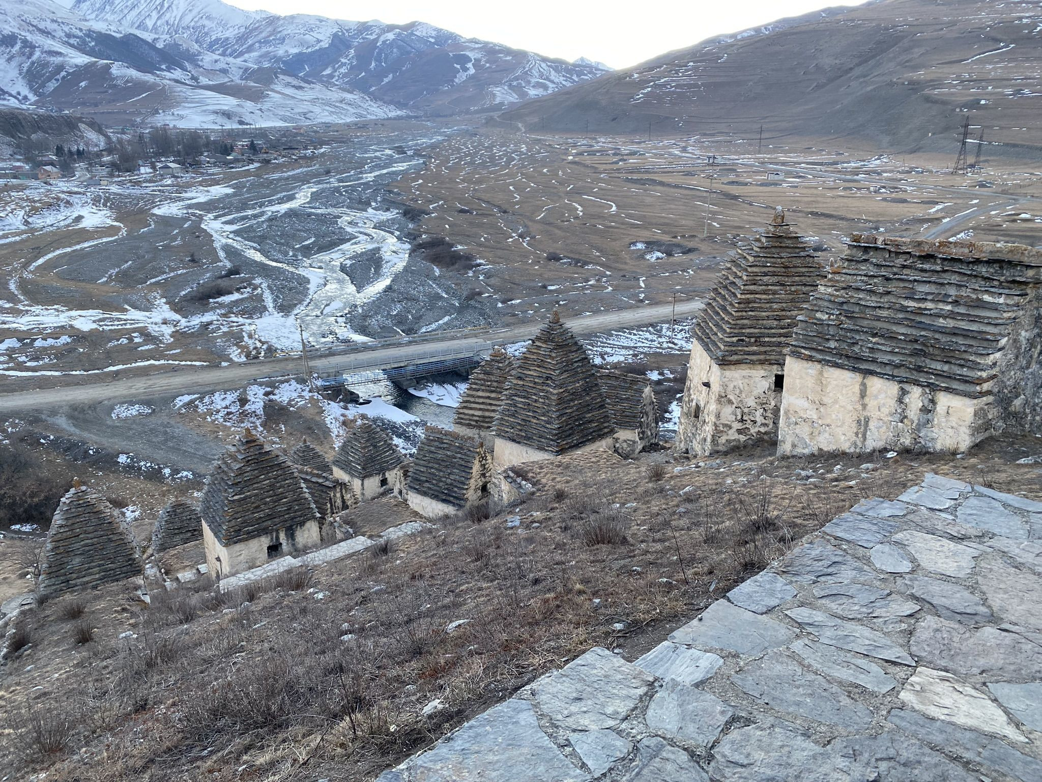 Город мёртвых Даргавс в Северной Осетии, вид сверху на мост и реку – фотографии России