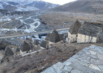 Город мёртвых Даргавс в Северной Осетии, вид сверху на мост и реку – фотографии России