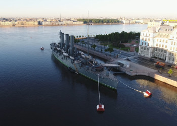 Крейсер «Аврора» благодаря команде матросов стал символом революционного движения – фотографии России