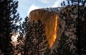 Оранжевое свечение водопада Лошадиный Хвост – фотографии США