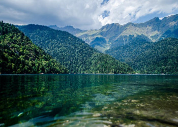 Прозрачная вода. Озеро Рица. Абхазия – фотографии Абхазии