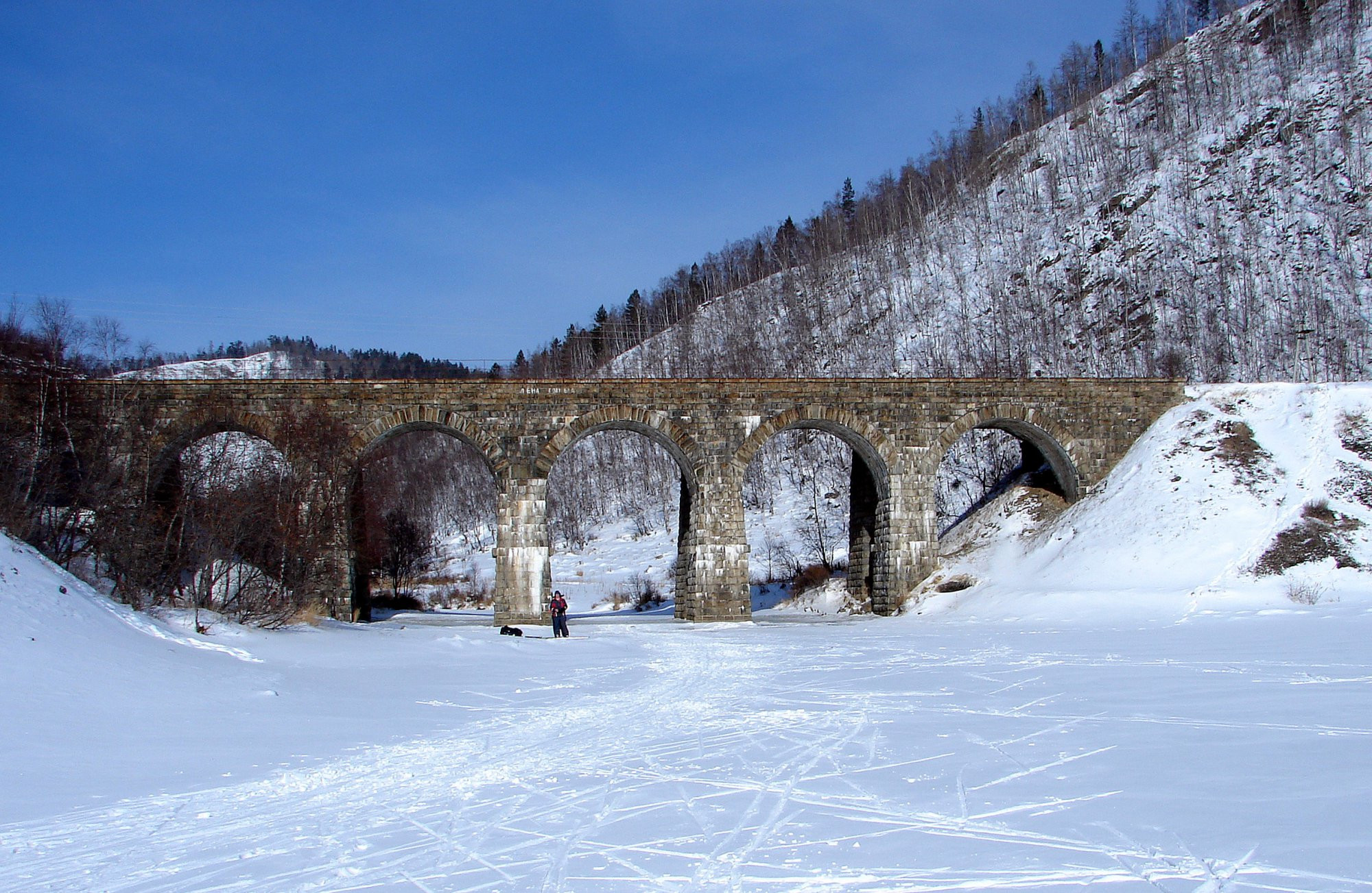 Мост кругобайкальской железной дороги зимой, Россия – фотографии России