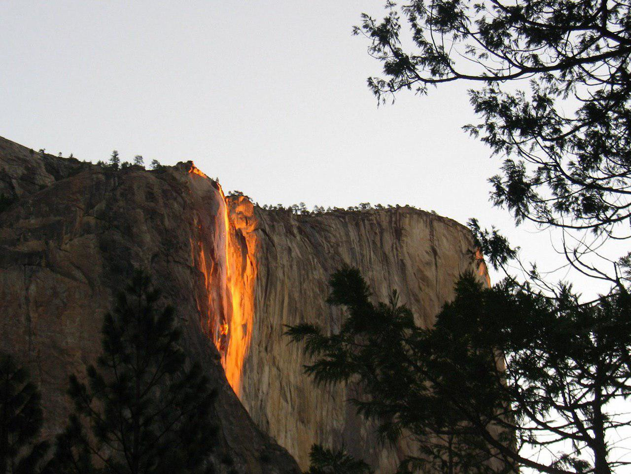 Водопад Лошадиный хвост (Horsetail Fall) в долине Йосемити – фотографии США