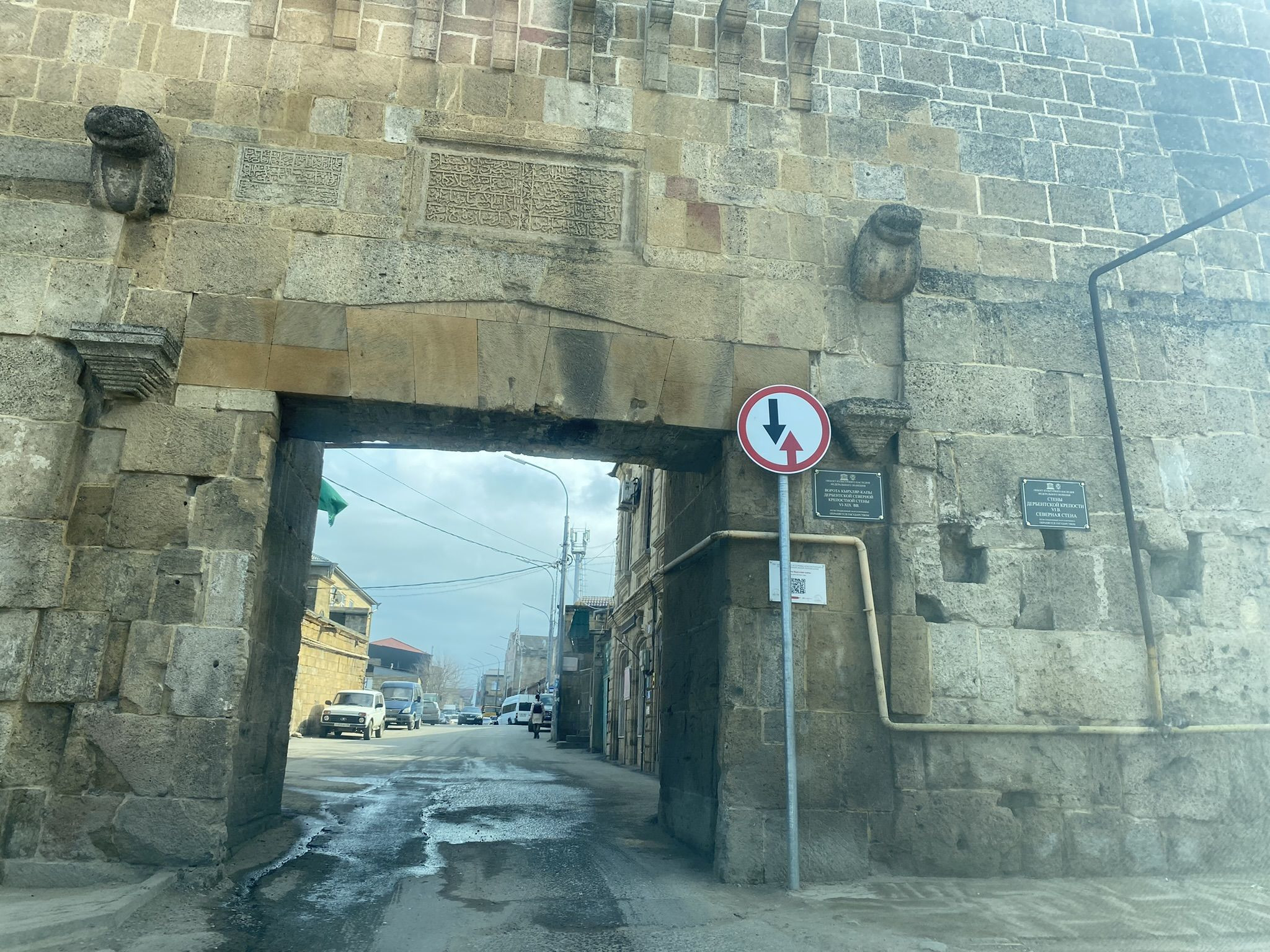 Одни из ворот старого города в Дербенте – фотографии России