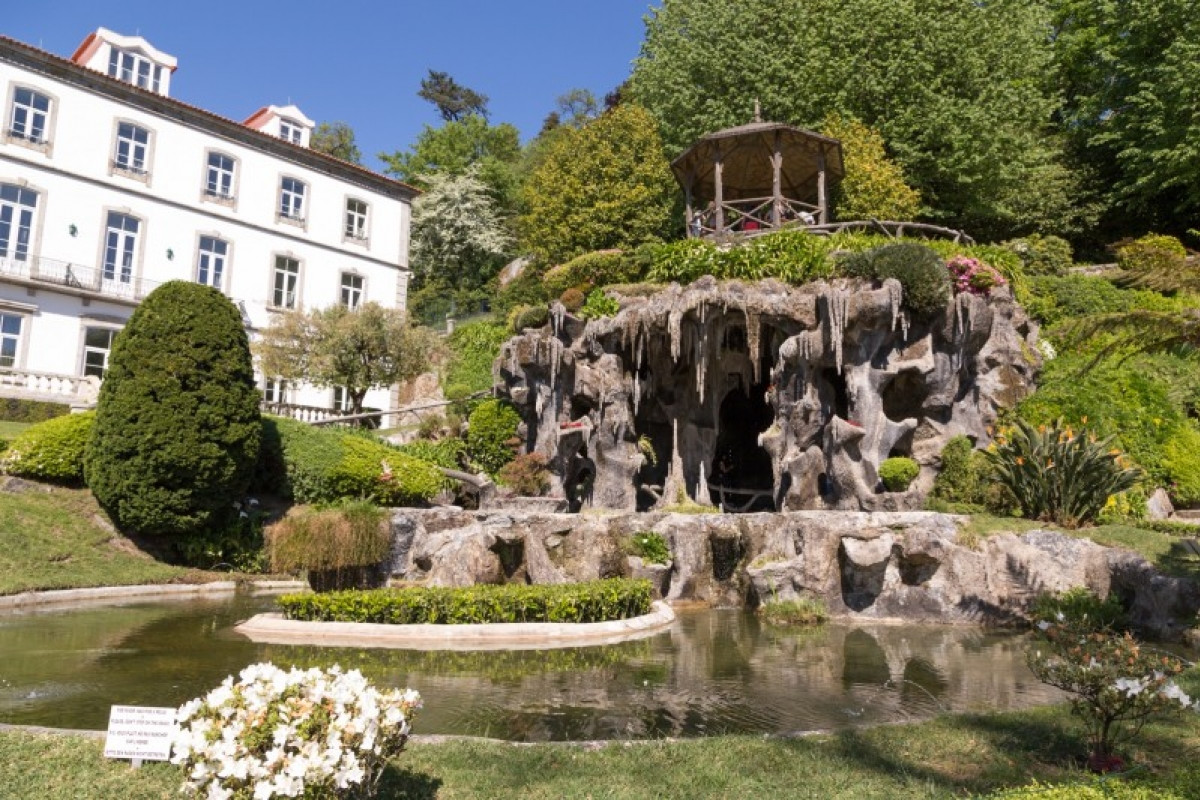 Ступеньки лестницы Via Sacra приведут вас на площадь Terreiro de Moisés в Бон-Жезуш – фотографии Португалии