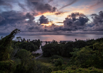 Лучи солнца прорываются сквозь облака. Остров Науру – фотографии Науру