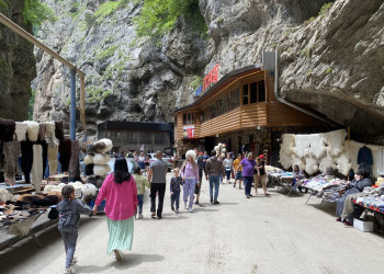 Большой Чегемский водопад в Кабардино-Балкарии, торговля – фотографии России