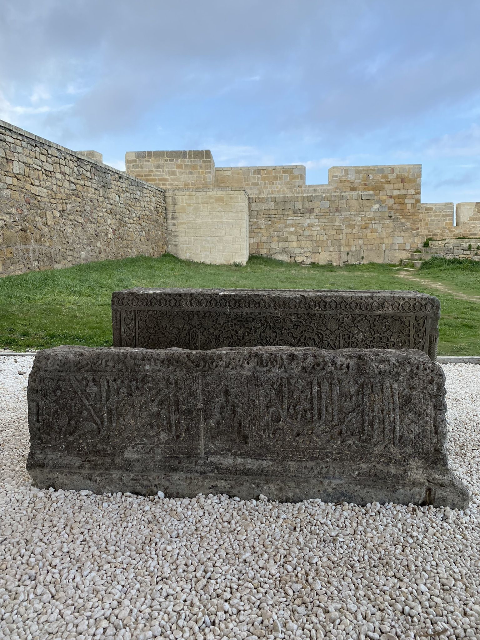 Могильные плиты в цитадели Нарын-кала – фотографии России