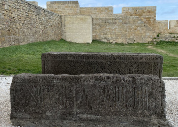 Могильные плиты в цитадели Нарын-кала – фотографии России