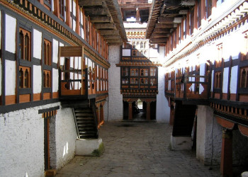 Соединительный проход в крепости Джакар-дзонг в Бутане – фотографии Бутана