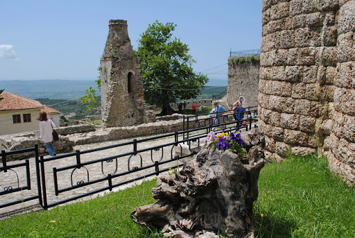 Каменная стена. Круя. Албания – фотографии Албании