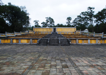 Гробница императора Зя Лонга в окрестностях Хюэ – фотографии Вьетнама