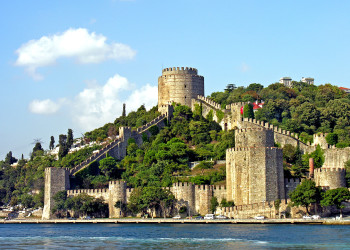 Румельская крепость в Стамбуле, вид с воды – фотографии Турции