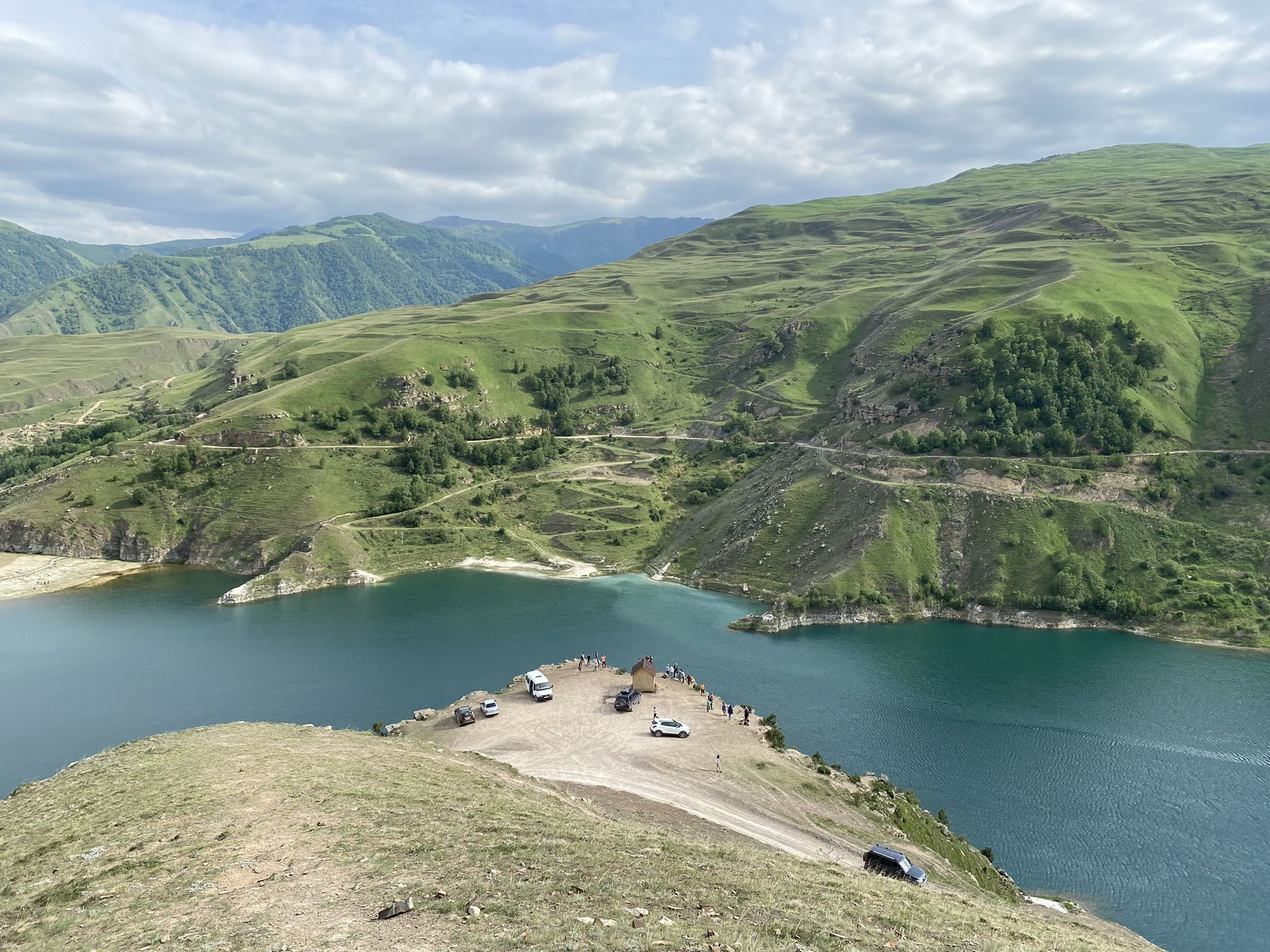 Былымское озеро (Гижгит), вид сверху на смотровую площадку – фотографии России