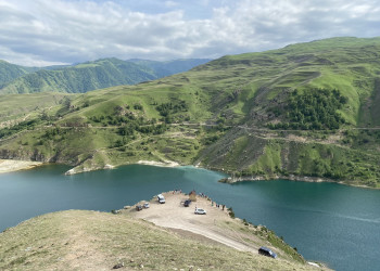 Былымское озеро (Гижгит), вид сверху на смотровую площадку – фотографии России