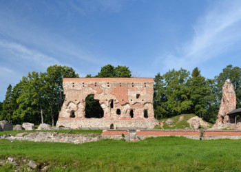 Руины замка Феллин (Viljandi loss) в городке Вильянди – фотографии Эстонии