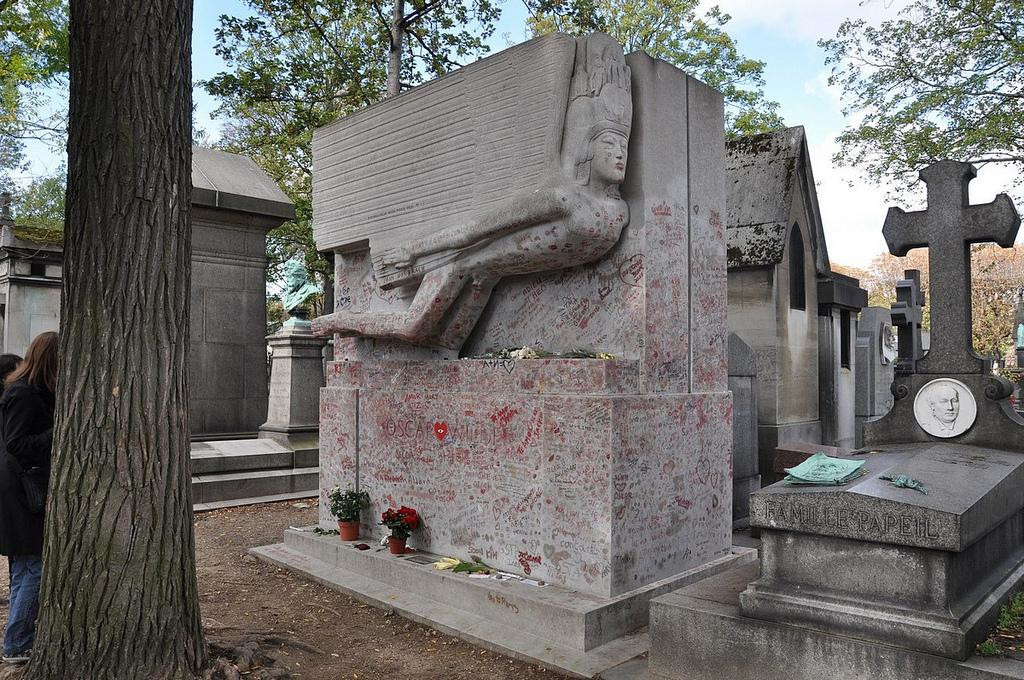 Историческое кладбище Пер-Лашез (Pere Lachaise Cemetery), Париж, Франция – фотографии Франции