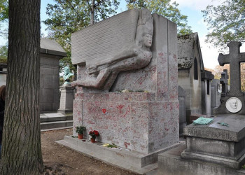 Историческое кладбище Пер-Лашез (Pere Lachaise Cemetery), Париж, Франция – фотографии Франции