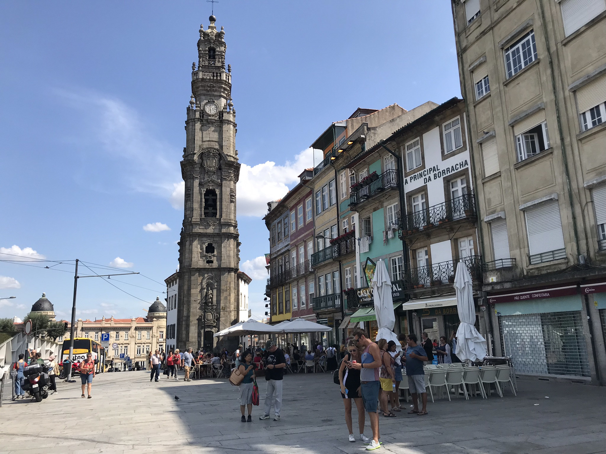 Башня Торре-душ-Клеригуш с обратной стороны церкви Igreja dos Clerigos – фотографии Португалии