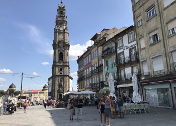 Башня Торре-душ-Клеригуш с обратной стороны церкви Igreja dos Clerigos – фотографии Португалии