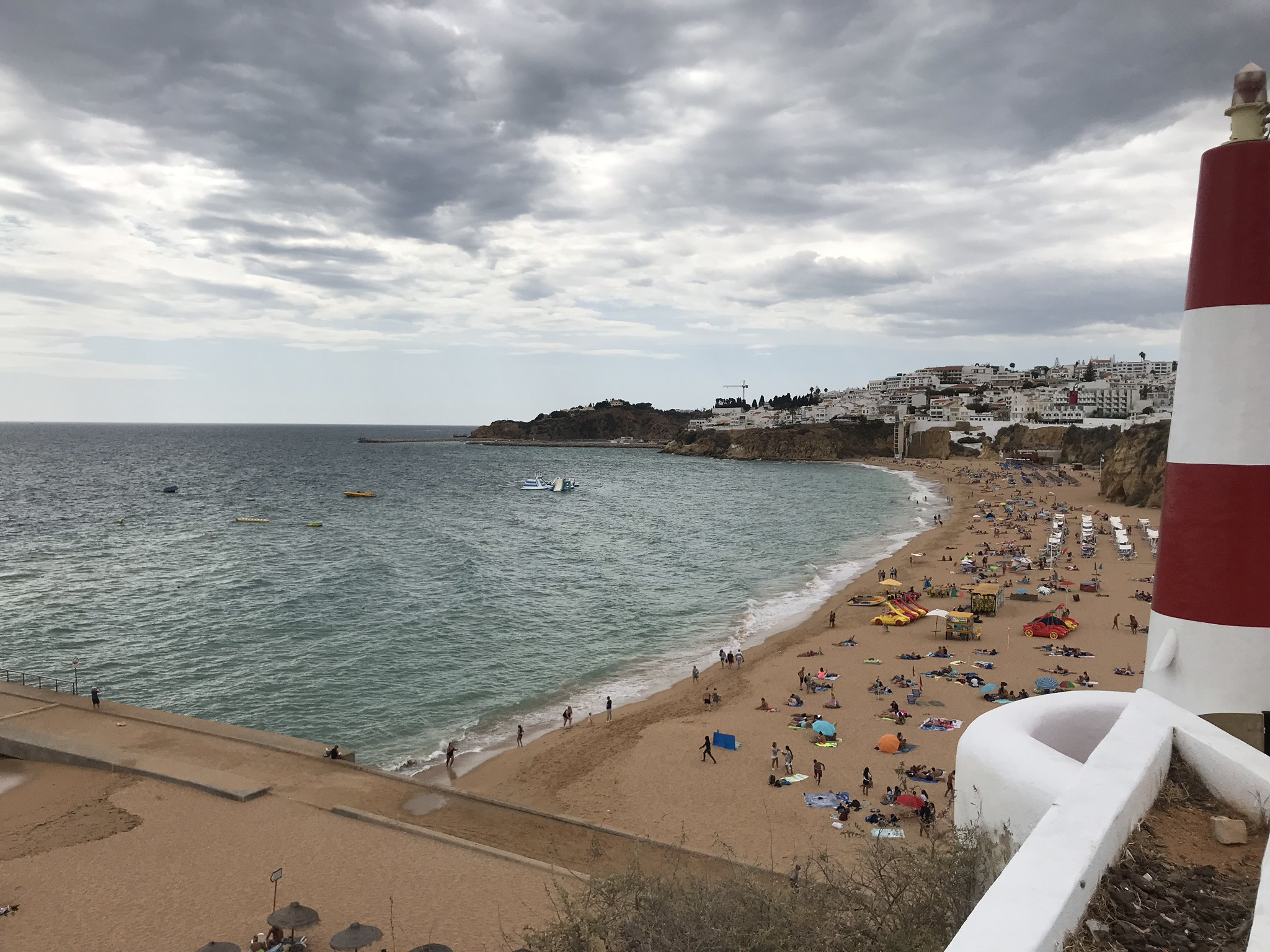 Вид на берег в Албуфейре, Португалия – фотографии Португалии