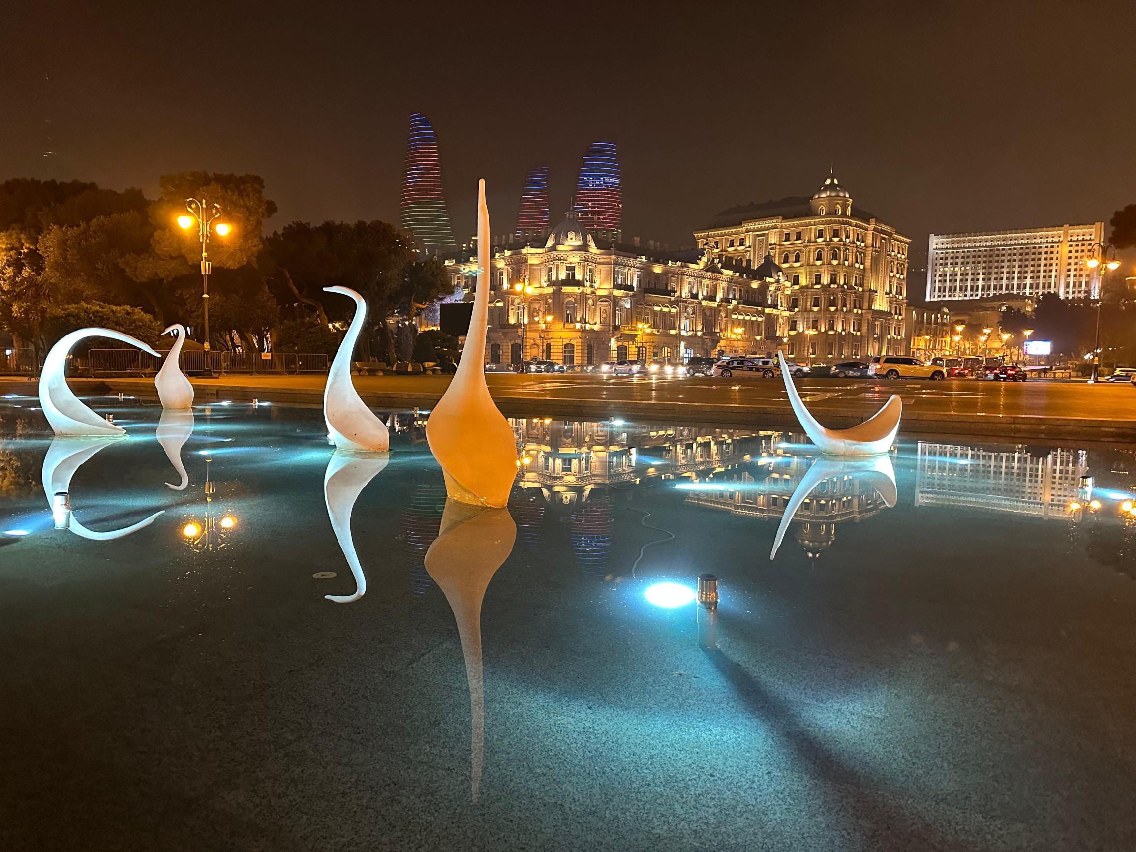 Баку фонтан с лебедями у набережной – фотографии Азербайджана