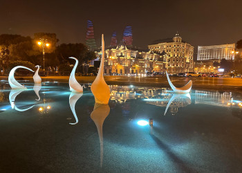 Баку фонтан с лебедями у набережной – фотографии Азербайджана