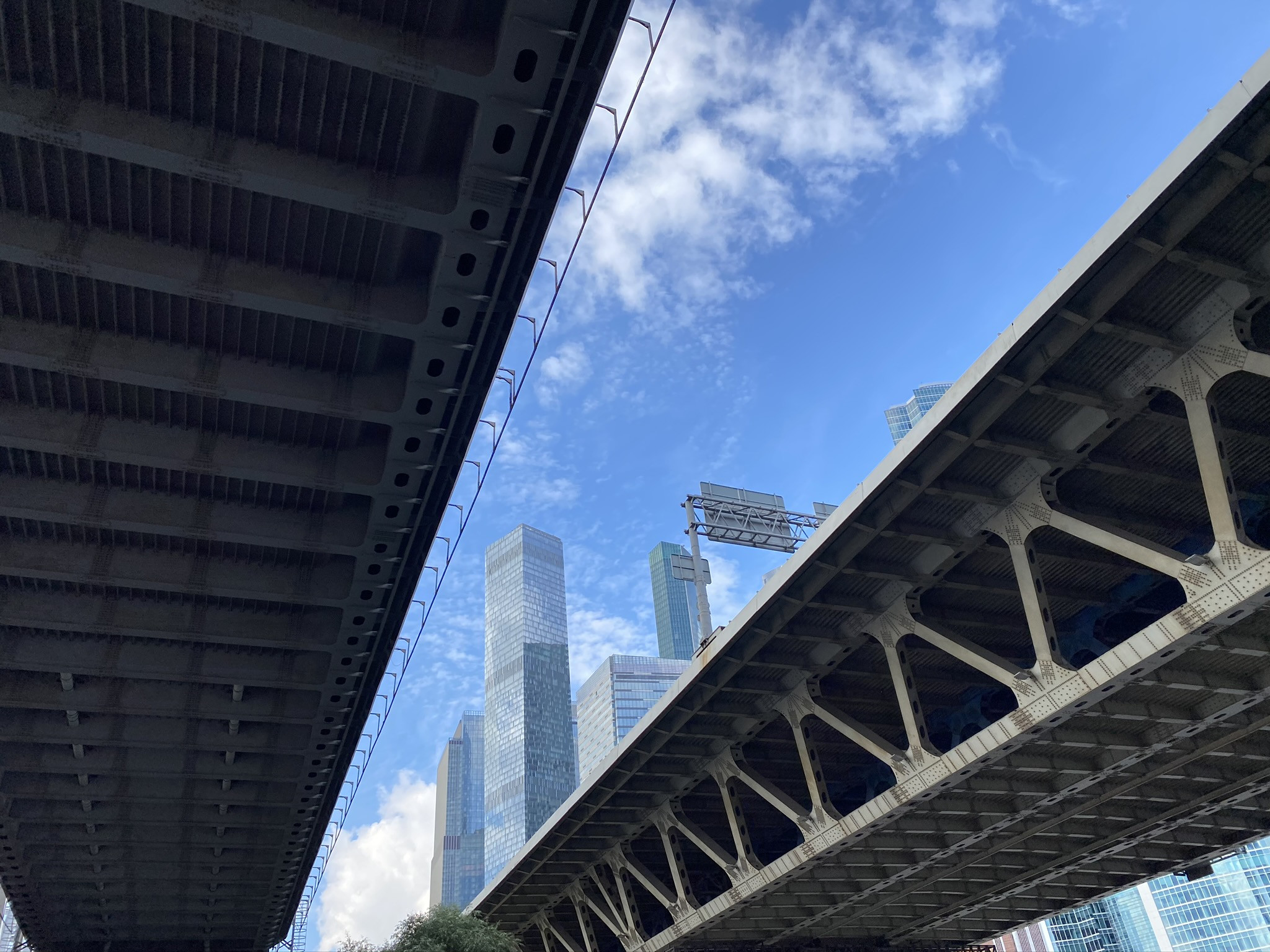 Под мостом у Москва Сити – фотографии России