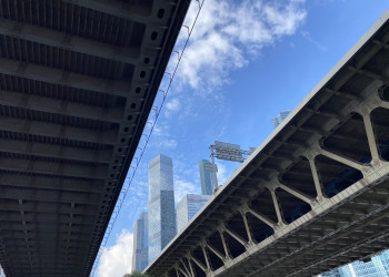 Под мостом у Москва Сити – фотографии России