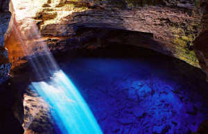 Вода в Зачарованном колодце кристально чистая, имеет насыщенный синий цвет с завораживающим эффектом – фотографии Бразилии