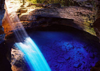 Вода в Зачарованном колодце кристально чистая, имеет насыщенный синий цвет с завораживающим эффектом – фотографии Бразилии