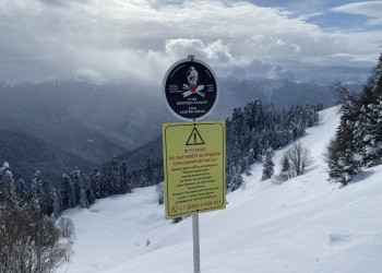 Южный склон на курорте Роза Хутор, знак об опасности, трасса Календула – фотографии России