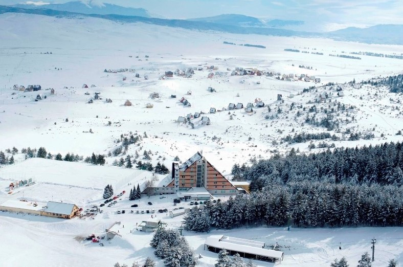 Вид сверху на отель Adria Ski, курорт Купрес, Босния – фотографии Боснии и Герцеговины