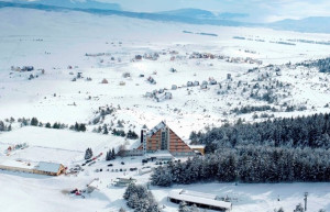 Вид сверху на отель Adria Ski, курорт Купрес, Босния – фотографии Боснии и Герцеговины