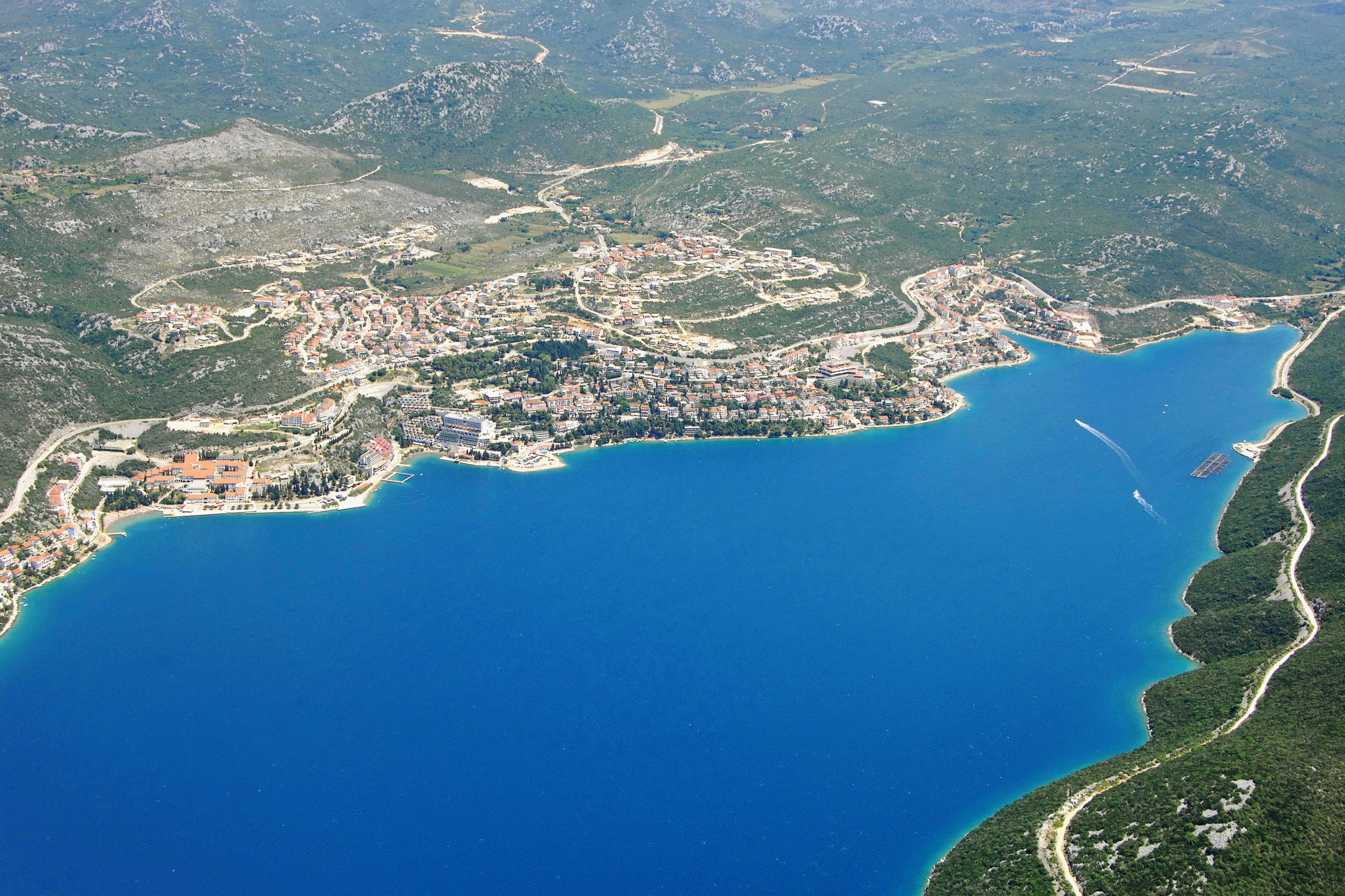 Вид на побережье - слева Неум, справа полуостров Клек – фотографии Боснии и Герцеговины