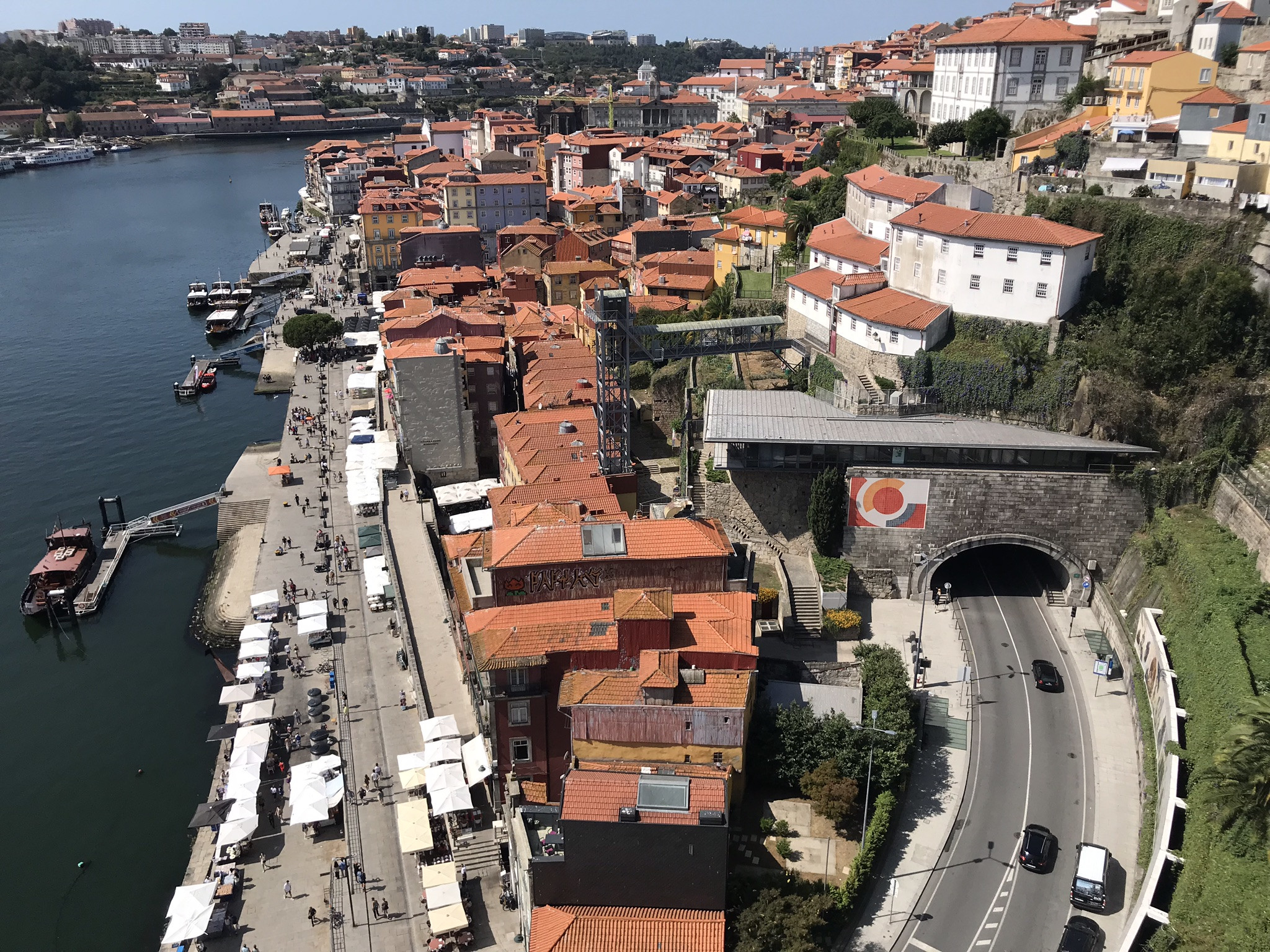 Вид с моста Понти-ди-Дон-Луиш I вниз к набережной и туннелю, Порту – фотографии Португалии