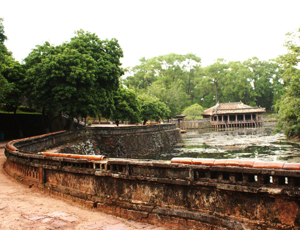 На территории гробницы Ты Дыка в районе города Хюэ – фотографии Вьетнама