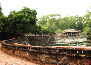 На территории гробницы Ты Дыка в районе города Хюэ – фотографии Вьетнама