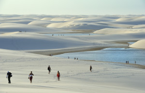 Специально адаптированные грузовики перевозят пассажиров под навесом в парк Ленсойс-Мараньенсис – фотографии Бразилии