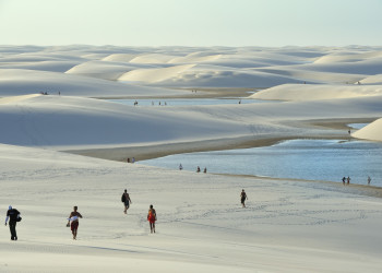 Специально адаптированные грузовики перевозят пассажиров под навесом в парк Ленсойс-Мараньенсис – фотографии Бразилии