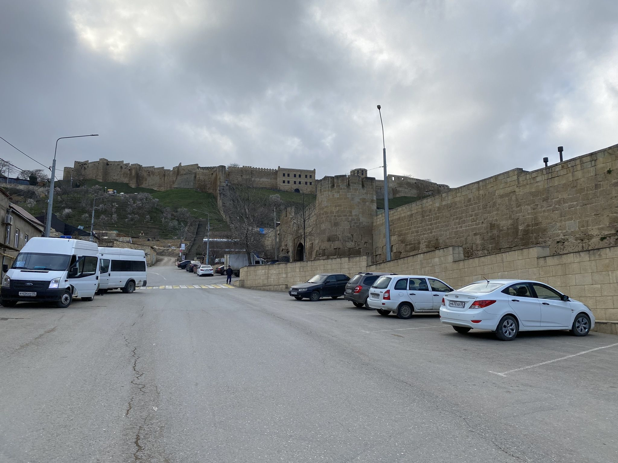 Крепость Нарын-кала - вид снизу из города – фотографии России