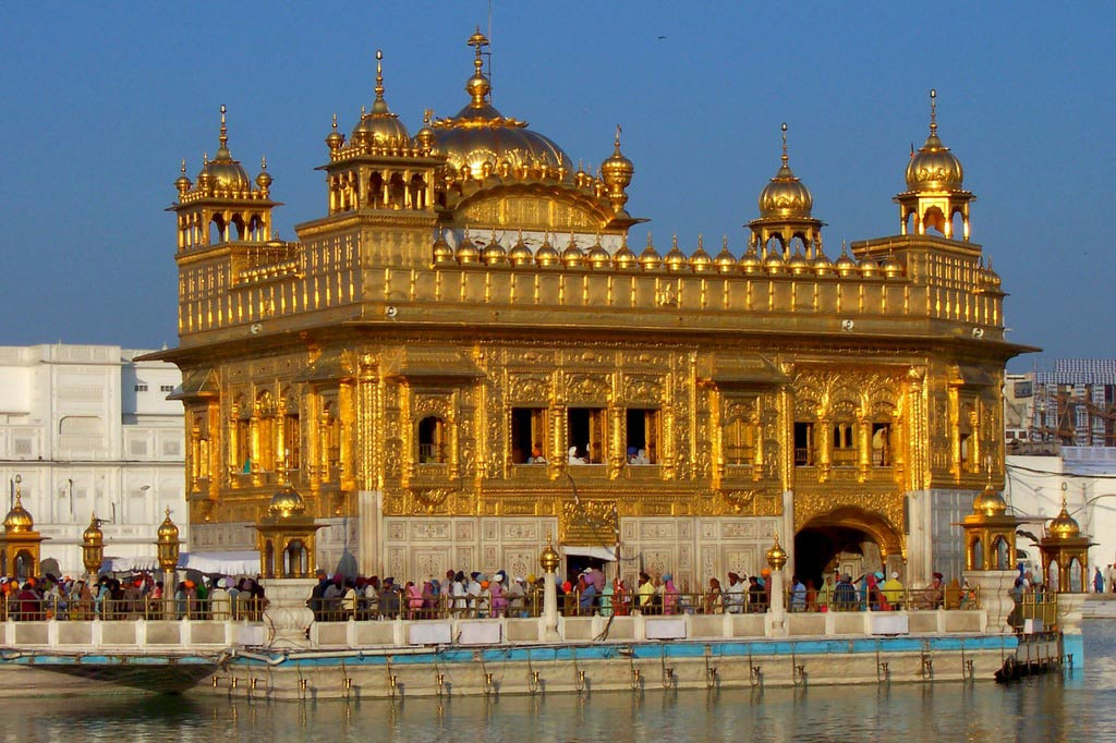 Священная книга сикхов в Золотом храме Хармандир-Сахиб положила начало религиозному течению сикхизм – фотографии Индии