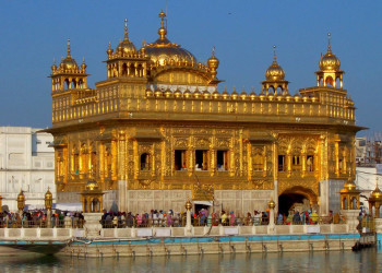 Священная книга сикхов в Золотом храме Хармандир-Сахиб положила начало религиозному течению сикхизм – фотографии Индии