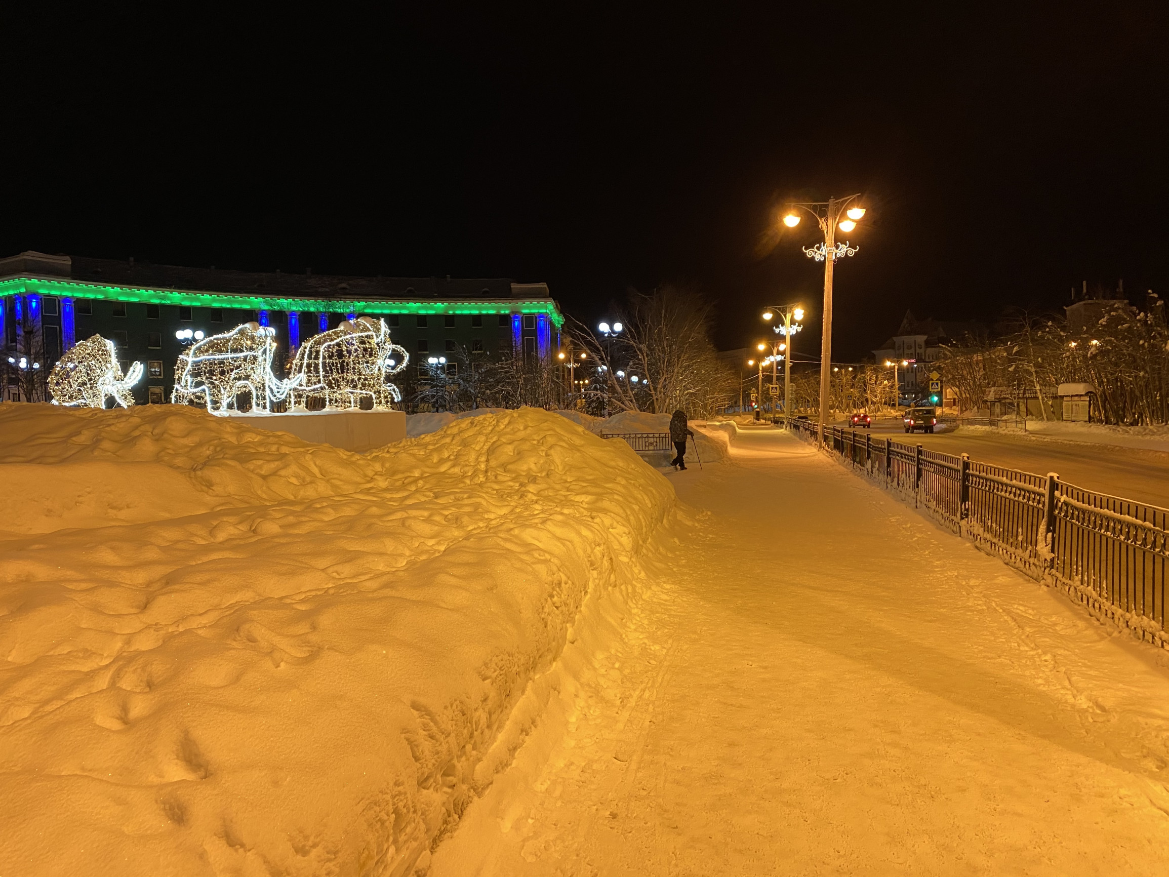 Центральная площадь Кировска – фотографии России