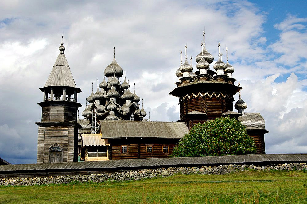 Неизвестным архитектором на территории комплекса Кижи была построена Покровская церковь – фотографии России