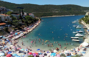 Галечный пляж в Неуме, уютная бухта – фотографии Боснии и Герцеговины